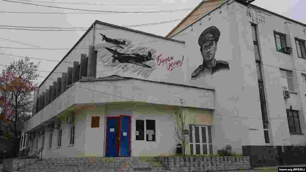 Фасад будівлі міського департаменту праці та соціального захисту населення прикрашений муралом із головним персонажем фільму «В бій ідуть одні «старики»