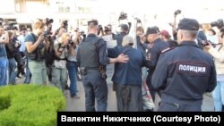 Елену Осипову задерживают полицейские