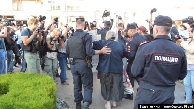 Елену Осипову задерживают полицейские
