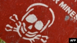 Импровизированный знак, предупреждающий об опасности мин