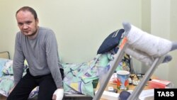 Олег Кашин в московской больнице, куда он попал с тяжелыми травмами после нападения в 2010 году.
