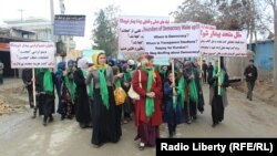 شماری از کاندیدان معترض انتخابات ولسی جرگه افغانستان حین تظاهرات در ولایت کندز