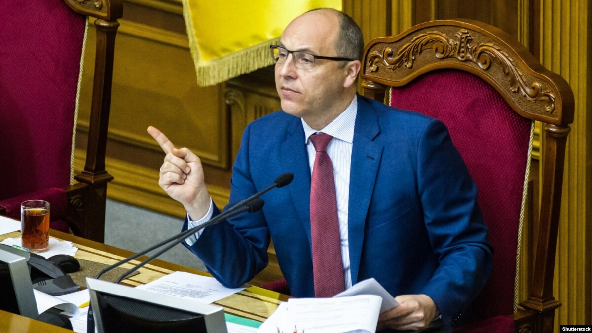 oi5.ru: В парламенте начали собирать подписи за отставку Парубия В парламенте начали собирать подписи за отставку Парубия
