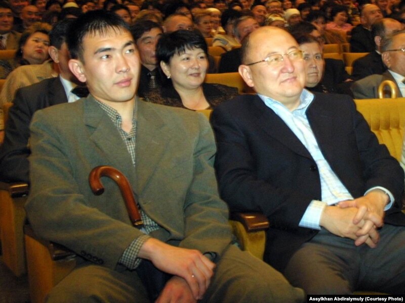 Алтынбек Сарсенбаев и Бауыржан Байбосын (слева). Алматы, 2005 год.