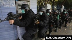 The suspected extremists were killed after Pakistani police raided their hideout in a suburb of Lahore. (file photo)