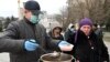 Ukraynada evsizlərə yemək paylayırlar, 1 aprel, 2020-ci il