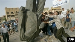 شبان في بغداد يسقطعون تمثال صدام ارضا . ايار 2003 