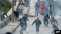 Grupa Palestinaca kamenuje izraelske policajce, Istočni Jerusalim, 16. mart 2010