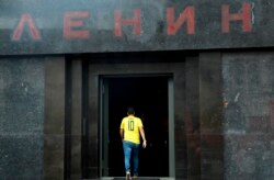 Колумбийские болельщики в мавзолее Ленина в Москве во время Чемпионата мира по футболу 2018 года