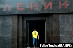 Колумбийские болельщики в мавзолее Ленина в Москве во время чемпионата мира по футболу 2018 года