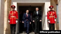 Премьер-министрs Армении и Грузии - Никол Пашинян (слева) и Гиоргий Гахария (архив)
