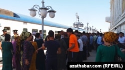 Otla münmek üçin garaşyp duran ýolagçylar. Türkmenistan (arhiw suraty) 