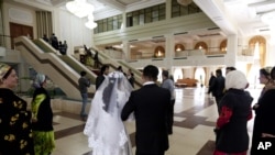 It is estimated that hundreds of Tajik women have entered into legally dubious temporary marriages with foreigners. (file photo)