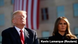 Presidenti Trump dhe bashkëshortja e tij, Melania, kanë mbajtur një minutë heshtje në një ceremoni në Shtëpinë e Bardhë.