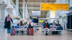 Нұр-Сұлтан қаласына баратын ұшақты күтіп отырған жолаушылар. Алматы әуежайы, 1 мамыр 2020 жыл.