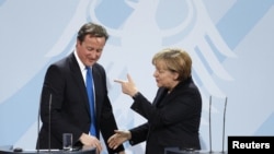 Ангела Меркель и Дэвид Кэмерон на пресс-конференции в Берлине 18 ноября 2011 г