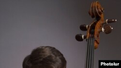 Թավջութակահար Նարեկ Հախնազարյան