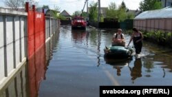 Манастыронк па калена ў вадзе