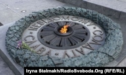 Вічний вогонь на меморіальному комплексі «Парк Вічної Слави» у Києві