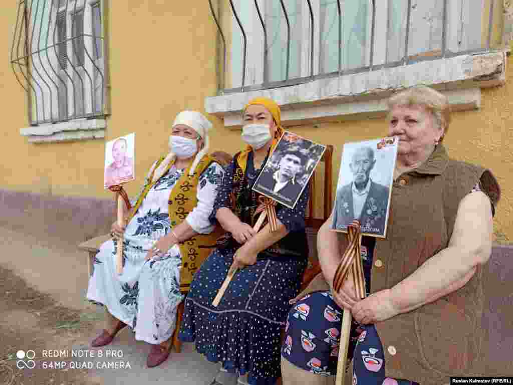 Жалал-Абад шаарынын мэри Мураталы Тагаев жана шаардык кеңештин төрагасы Айбек Джолдошевдер шаардыктарды Жеңиш күнү менен куттукташты.