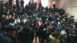 Шымкентте оқитын өзбекстандық студенттер өз еліндегі оқу орнына ауысу үшін құжат алуға келіп тұр. 12 ақпан 2020 жыл.