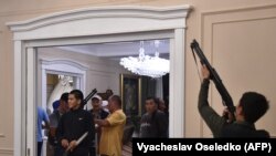 Almazbek Atambaev tərəfdarları onun evini mühafizə edir