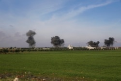 Сирія. Стовпи диму після авіаударів, що вразили місто Саракеб у провінції Ідліб, 27 лютого 2020 року