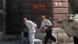  Mladi par pretrčava ulicu u Aleji snajpera u Sarajevu, tokom rata u BiH 1995. godine 
