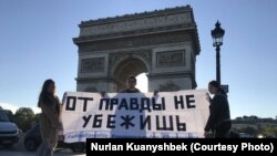 Студенты из Казахстана проводят во Франции акцию в поддержку Асии Тулесовой и Бейбарыса Толымбекова, арестованных в Алматы за баннер «От правды не убежишь». Париж, 24 апреля 2019 года.