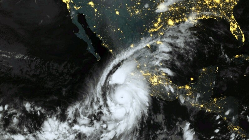 Две тропски бури се движат кон Мексико