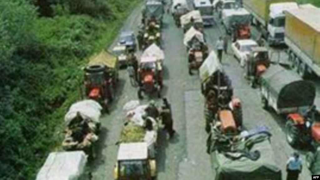 Deo konvoja izbeglih pred akcijom "Oluja", 7. avgust 1995.