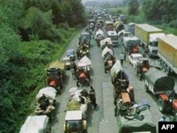 Qytetarë serbë duke ikur nga Kroacia drejt Serbisë në vitin 1995, gjatë Operacionit “Stuhia”.