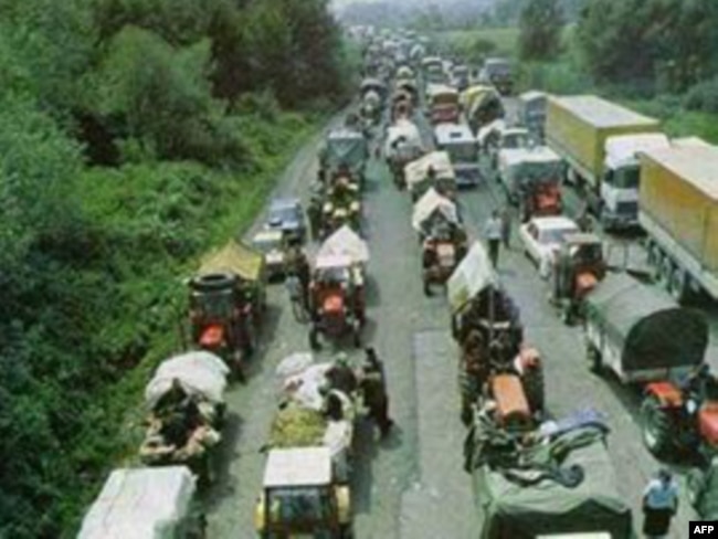 Qytetarë serbë duke ikur nga Kroacia drejt Serbisë në vitin 1995, gjatë Operacionit “Stuhia”.