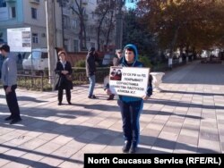 Поддержать Гасангусенова пришла общественный деятель Лариса Бачиева