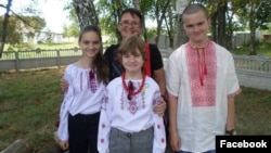 Юлія Баєва і її прибрані діти Аня, Лера і Вітя