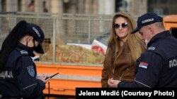 Tokom izvođenja performansa na Trgu Republike u Beogradu početkom februara, policija joj je oduzela tepih i napisala joj kaznu od 10.000 dinara zbog, kako kaže, “uzrokovanja nečistoće”