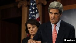 Senatorii Dianne Feinstein și John Kerry la Washington