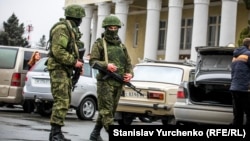 Анексія Криму: російські військові без пізнавальних знаків (так звані «зелені чоловічки») біля аеропорту Сімферополя. 28 лютого 2014 року 