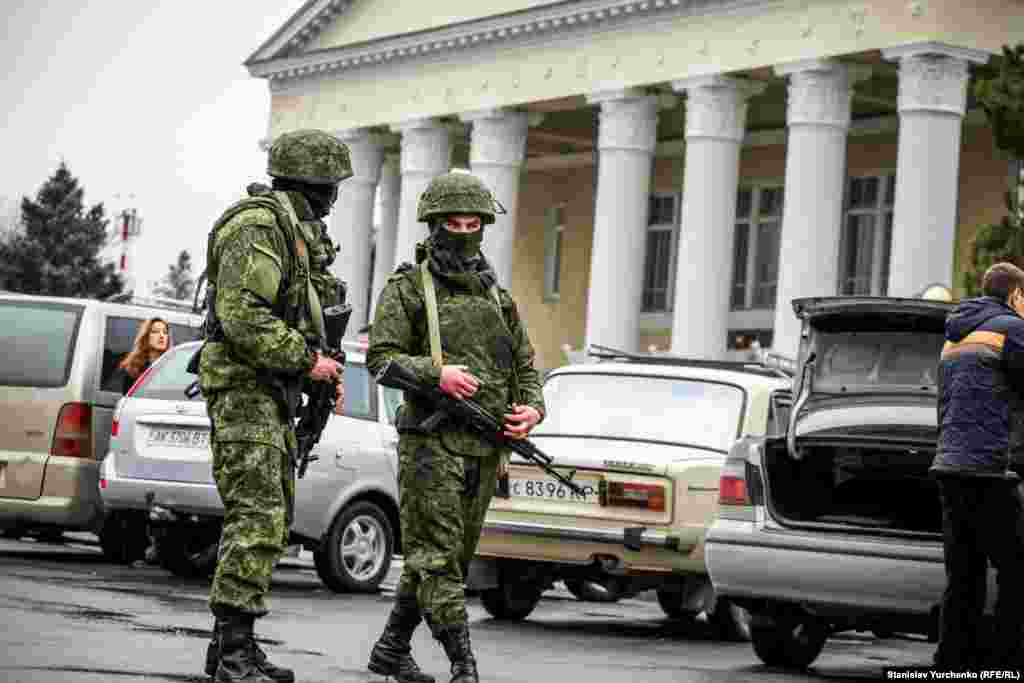 Озброєний російський військовий в аеропорту Сімферополя, 28 лютого 2014 року