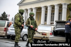 Российские военные без опознавательных знаков (так называемые «зеленые человечки») в аэропорту Симферополя. Крым, 28 февраля 2014 года