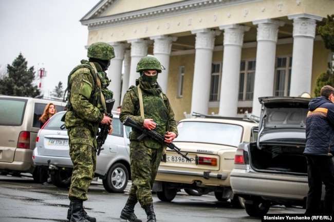 Вооруженные российские военные без опознавательных знаков в аэропорту Симферополя, 28 февраля 2014 года
