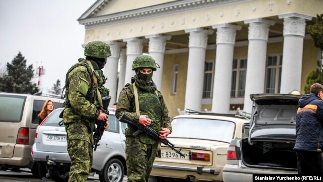 Вооруженные российские военные без опознавательных знаков в аэропорту Симферополя, 28 февраля 2014 года