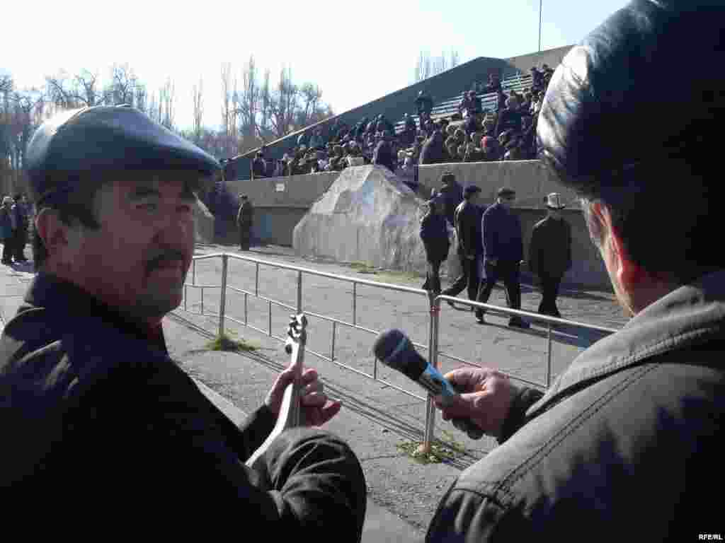 Элдик жыйын ырчы Сагынбек Момбековдун ыры менен башталды - Kyrgyzstan -- Revolutionary Committee-Led Opposition Gathering Held in Talas,18nov 2008 