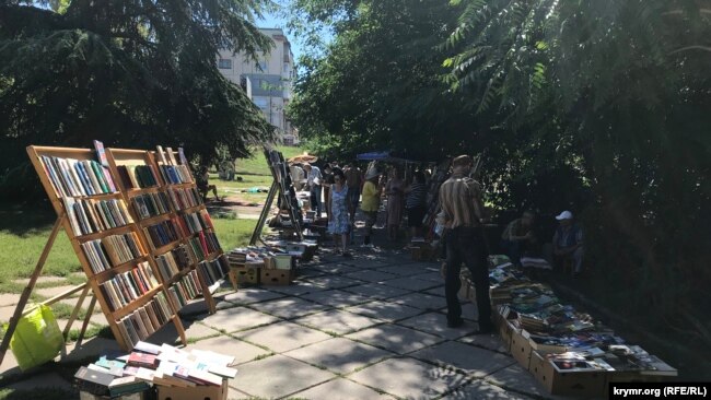 Книжный рынок продолжает свою работу у ДКП в Симферополе