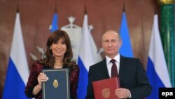 Ресей президенті Владимир Путин (оң жақта) мен Аргентина президенті Кристина Фернандес де Кришнер. Мәскеу, 23 сәуір 2015 жыл.