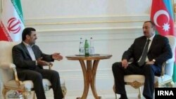 Саммиттен бир күн мурда Бакыда Ирандын президенти Махмуд Ахмединежад (солдо) менен азери президенти Илхам Алиевдин сүйлөшүүлөрү өттү.