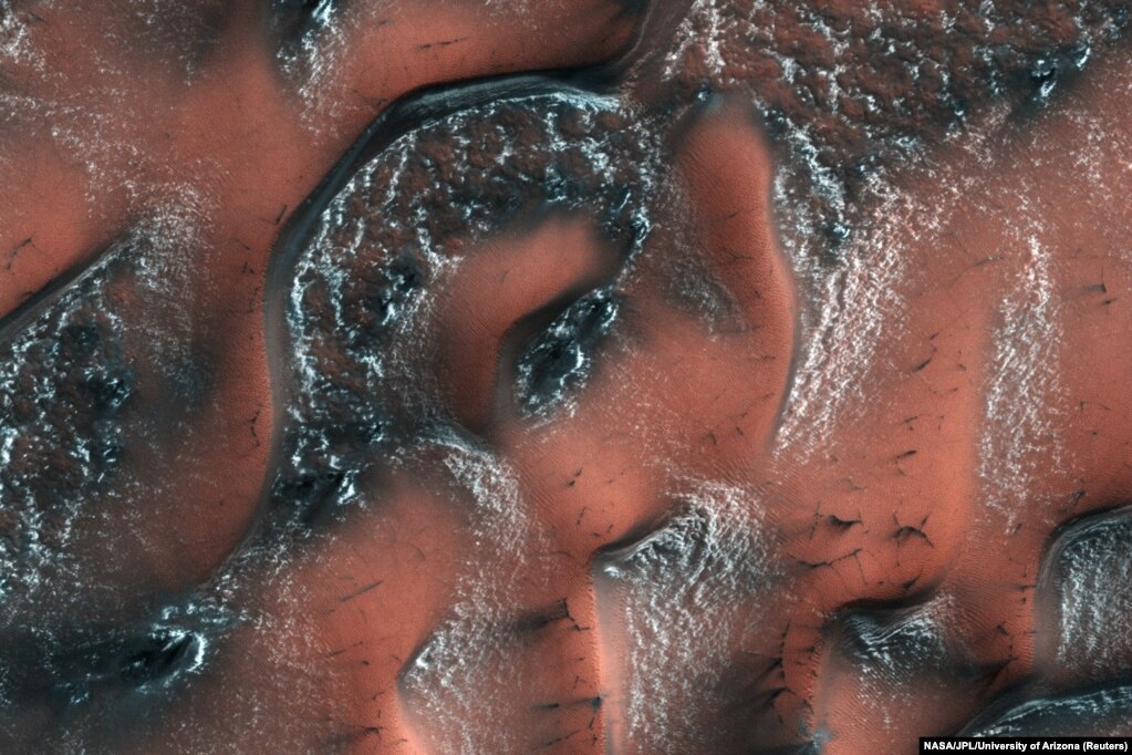 این تصویر که با دوربین آزمایشی تصویربرداری با وضوح بالا (HiRISE) از سطح کره مریخ برداشت شده است، بهار را در بخش شمالی این سیاره نشان می&zwnj;دهد. نقاط سفید این عکس برف هایی هستند که از دی اکسید کربن (یا یخ خشک) ساخته شده اند و تپه&zwnj;های این بخش مریخ را پوشانده اند.&nbsp;