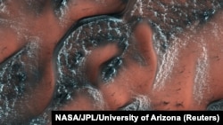Заснеженные дюны на Марсе, фото NASA