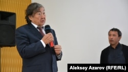 Поэт и общественный деятель Олжас Сулейменов выступает на презентации фильма о Герольде Бельгере. Алматы, 28 октября 2016 года.