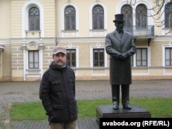 Помнік «доўгатэрміноваму» прэзыдэнту (1926-1940) Антанасу Сьмятону, пры якім быў павялічаны залаты запас Літвы